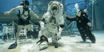 فضانوردان ناسا با لباس فضایی جدید به آب برخورد کردند