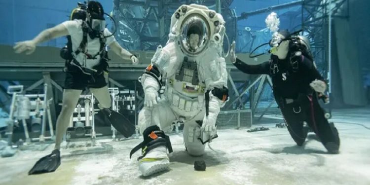 فضانوردان ناسا با لباس فضایی جدید به آب برخورد کردند