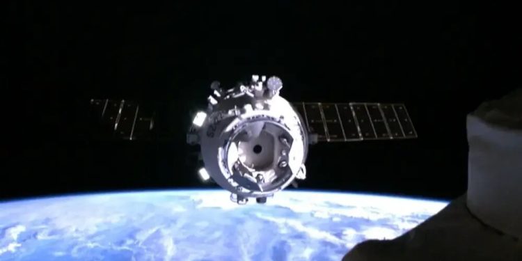 فضاپیمای نجات به ایستگاه فضایی چین رسیده است