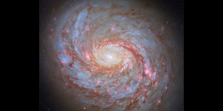 عکس ناسا از روز یک کهکشان مارپیچی با مرکز فعال