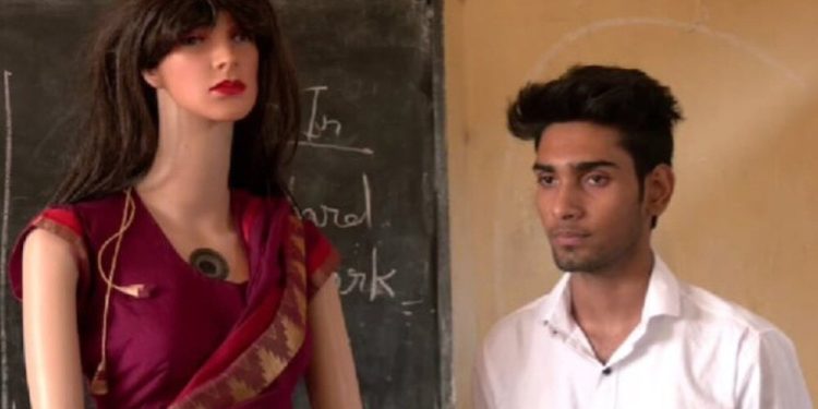 یک دانش آموز 17 ساله هندی یک معلم رباتیک ساخت